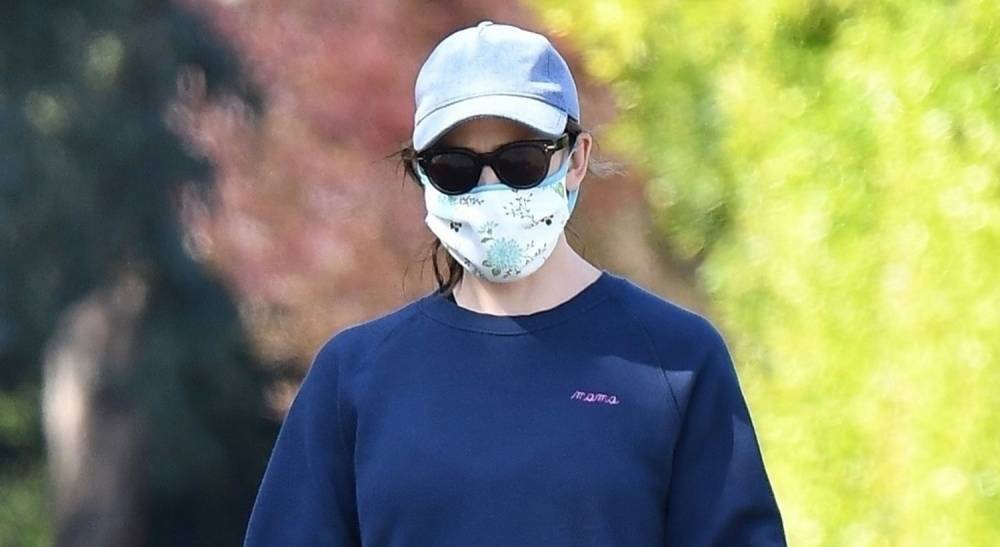 Jennifer Garner Wears Mask & Sunglasses During Afternoon Walk - www.justjared.com - Los Angeles