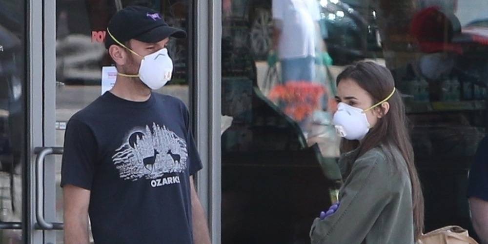 Lily Collins & Boyfriend Charlie McDowell Stay Safe While Shopping for Groceries During Health Crisis - www.justjared.com - Paris - Los Angeles