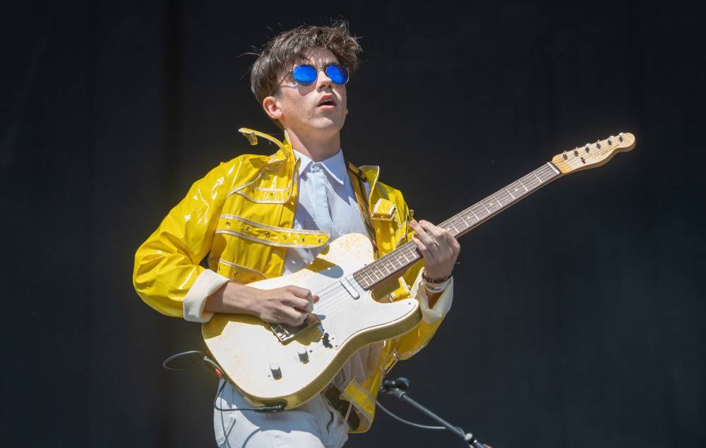 Watch Declan McKenna play ‘Beautiful Faces’ with four other versions of himself - www.nme.com