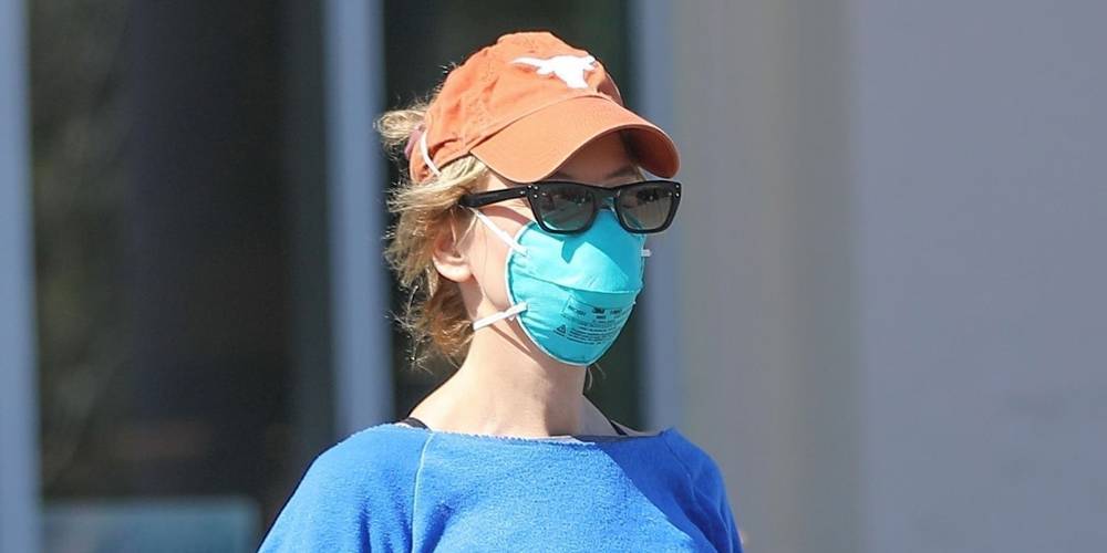 Renee Zellweger Wears Mask & Gloves While Stocking Up On Groceries - www.justjared.com - Los Angeles