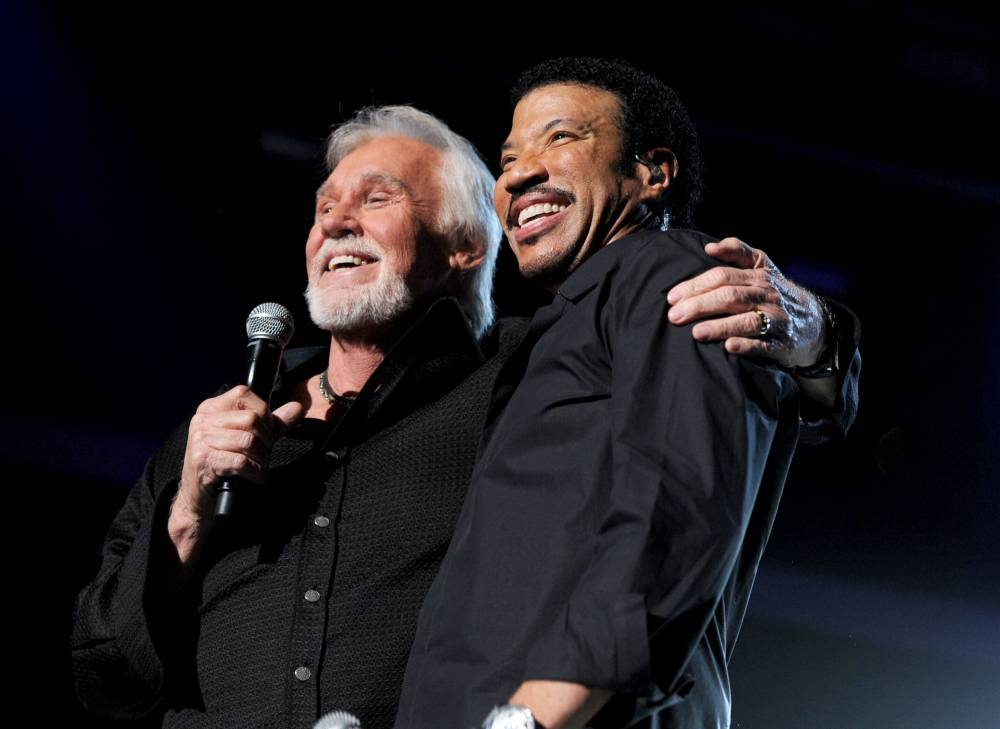 ‘ACM Presents: Our Country’: Lionel Richie, Luke Bryan And More Perform Touching Kenny Rogers Tribute - etcanada.com