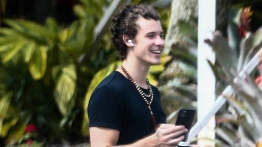 Shawn Mendes Chats on FaceTime During Morning Stroll in Miami - www.justjared.com - Miami - Florida