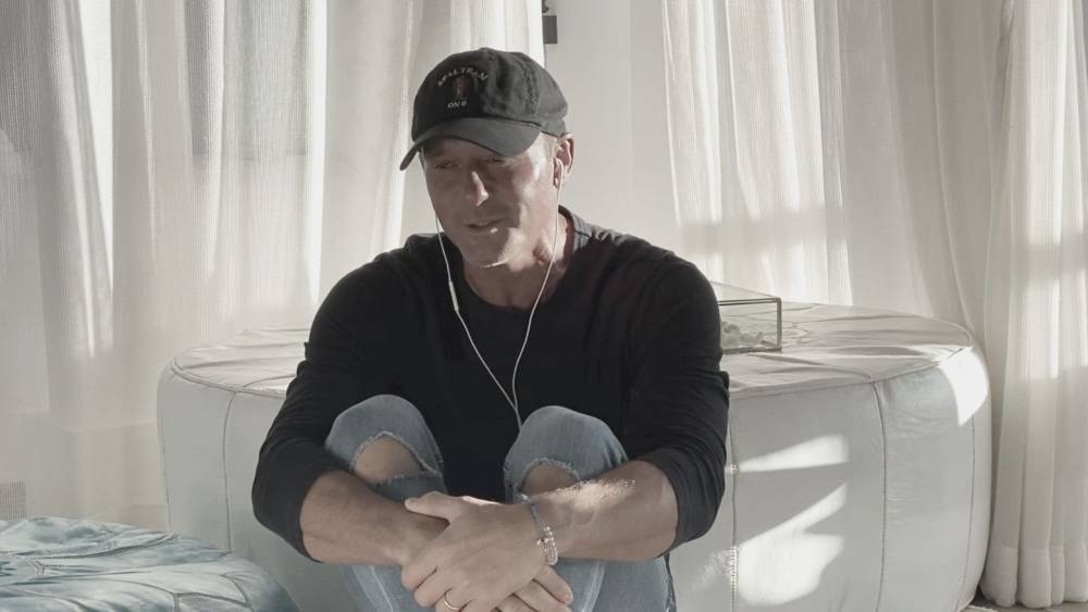 Tim McGraw Performs Intimate Rendition Of ‘Humble And Kind’ - etcanada.com