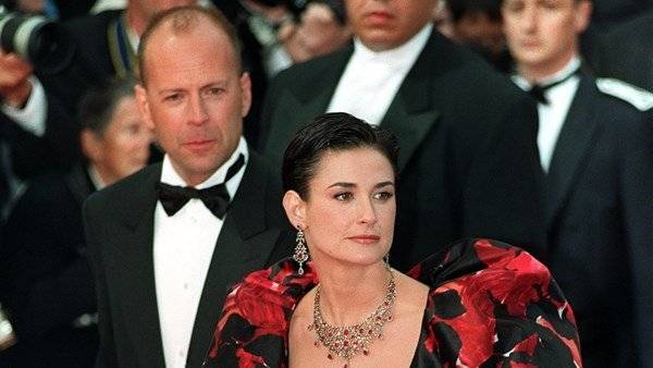 Ex-partners Bruce Willis and Demi Moore in comic self-isolation family snap - www.breakingnews.ie - county Moore