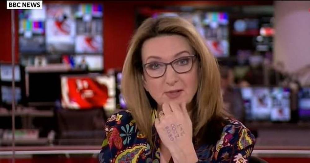 Victoria Derbyshire presents BBC News with domestic abuse helpline number written on hand - www.dailyrecord.co.uk - Britain