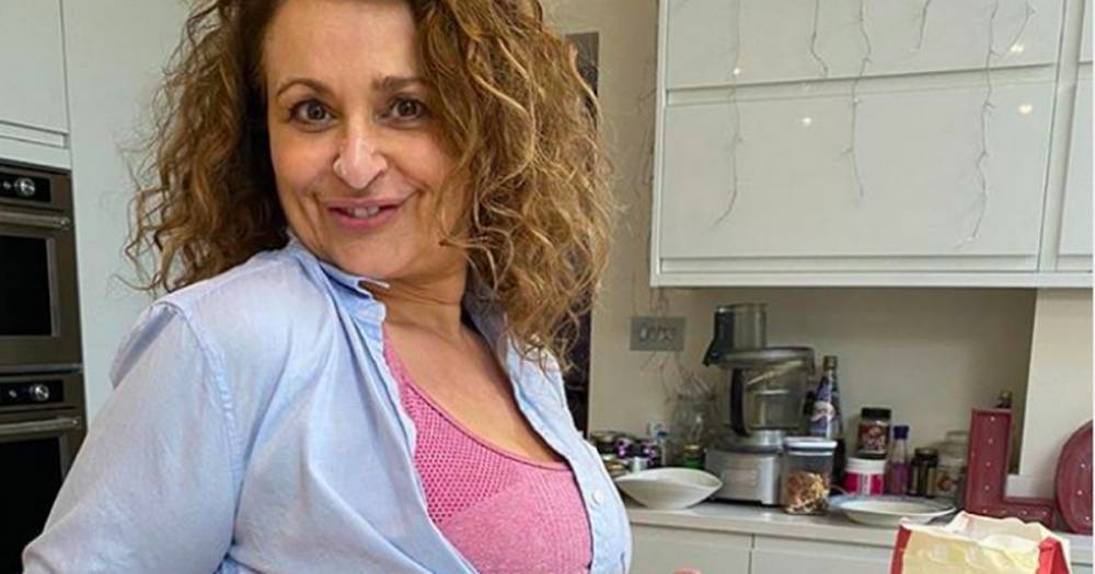 Loose Women’s Nadia Sawalha sends fans wild with picture of herself jokingly baking bread with her tummy out - www.ok.co.uk