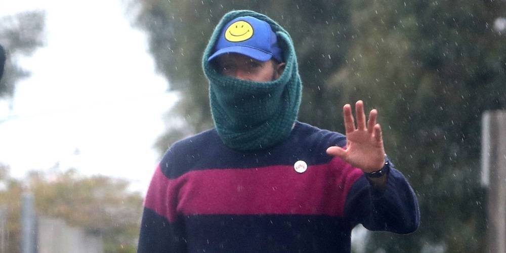 Chris Martin Covers Up in a Scarf While on a Stroll With a Friend Amid Pandemic - www.justjared.com - Malibu