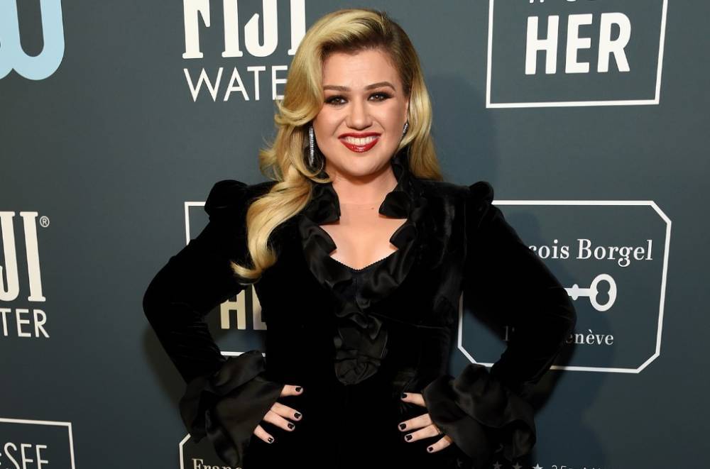 Kelly Clarkson Admits Which 'Voice' Coach's Song She Never Wants to Hear Again During a Fiery Game of 'Truth or Dab' - www.billboard.com