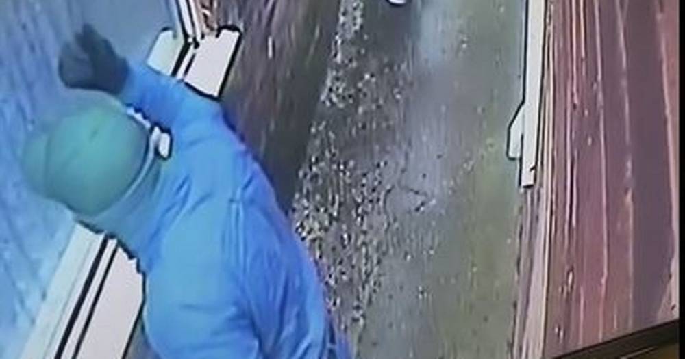 Moment 'scumbags' creep up to woman's home before stealing thousands of pounds of jewellery...she has been left terrified - www.manchestereveningnews.co.uk