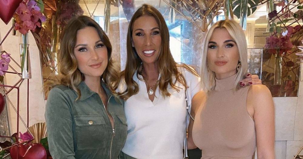 The Mummy Diaries' Sam and Billie Faiers help mum Sue prepare for first date with a mystery man - www.ok.co.uk