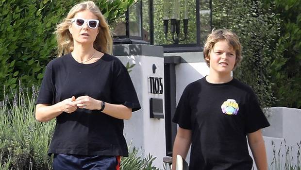 Gwyneth Paltrow, 47, Looks Half Her Age In Makeup-Free Selfie With Kids Apple, 15, Moses, 13 — Pic - hollywoodlife.com