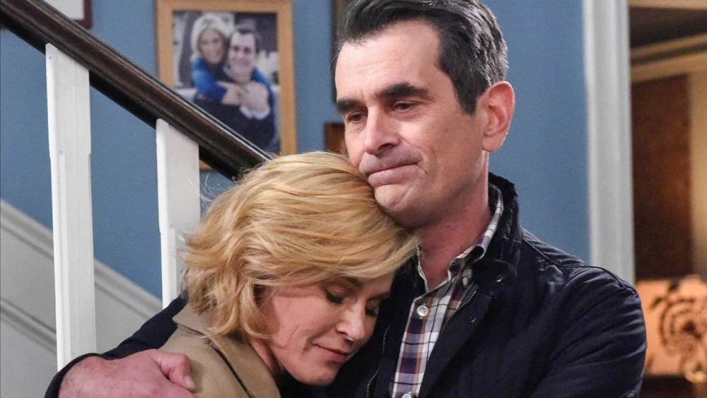 'Modern Family' Cast Tears Up as They Say Goodbye in Farewell Special - www.etonline.com