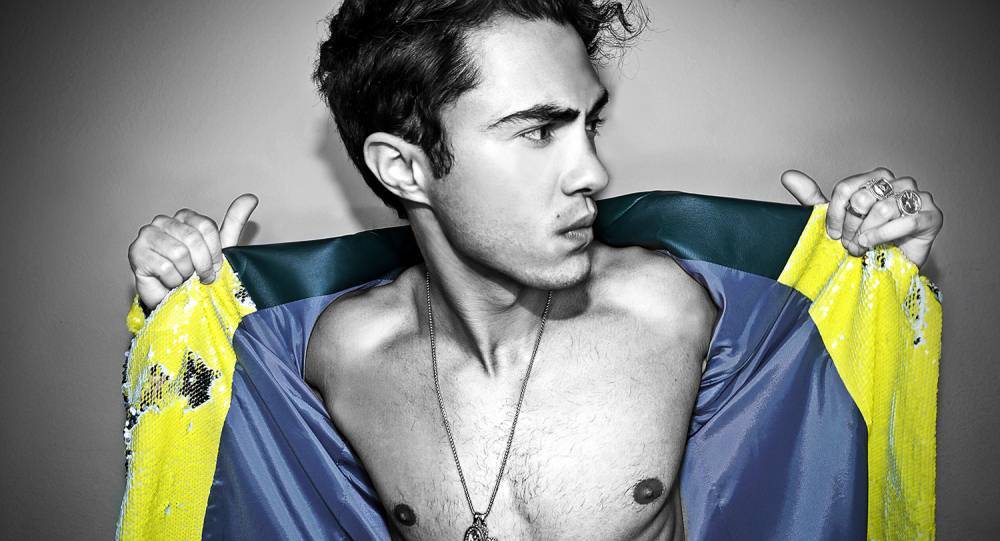 Never Have I Ever's Darren Barnet Shows Off His Abs in Hot New Photo Shoot! - www.justjared.com - county Young