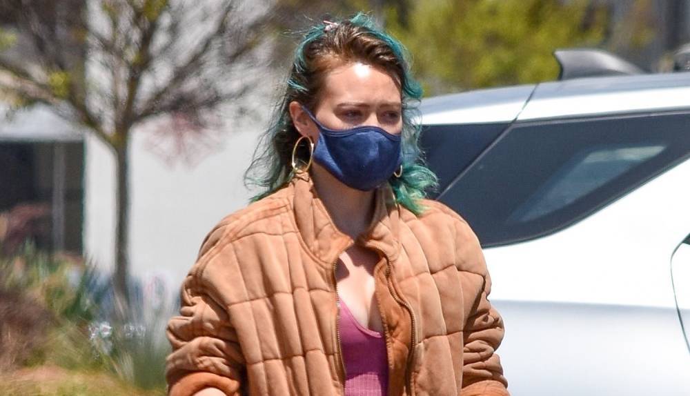 Hilary Duff Shows Off Her Blue Hair at the Grocery Store - www.justjared.com - city Studio