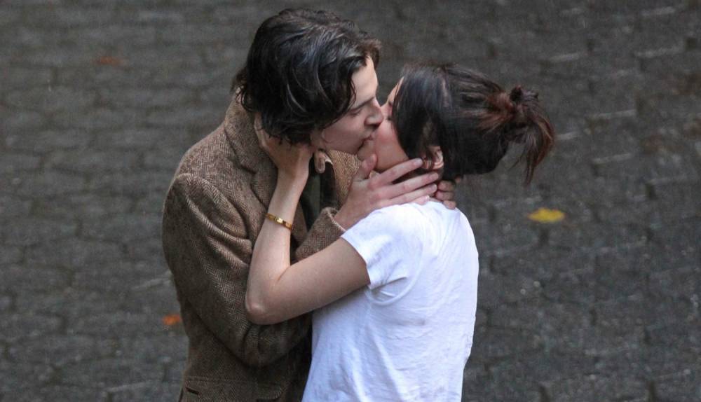 Fans Think Selena Gomez & Timothee Chalamet Are a Couple After Old Kissing Photos Resurface - www.justjared.com - New York, county Day