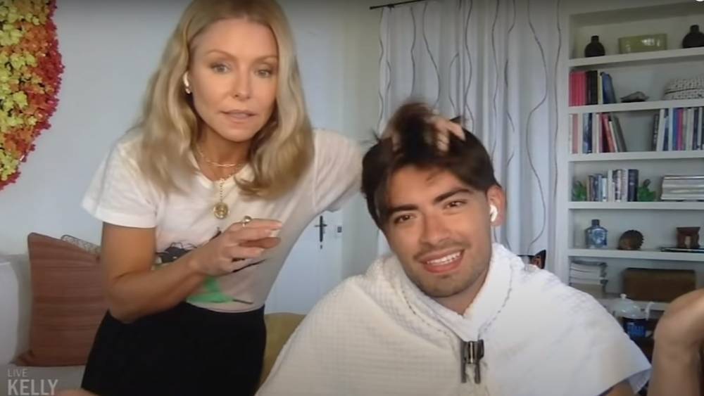 Kelly Ripa gives son Michael Consuelos a haircut with kitchen scissors on 'Live' show - www.foxnews.com - New York