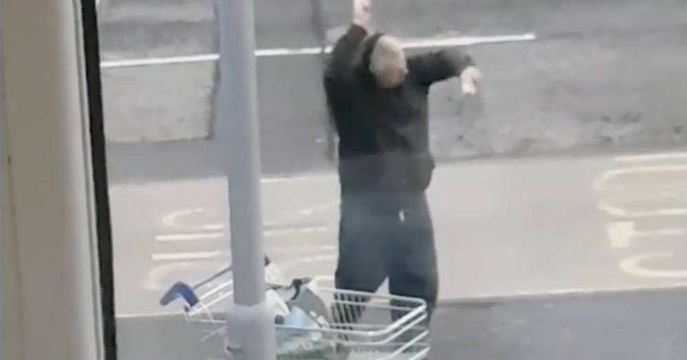 Mystery dancer bursts into daylight rave at Port Glasgow bus stop in hilarious clip - www.dailyrecord.co.uk