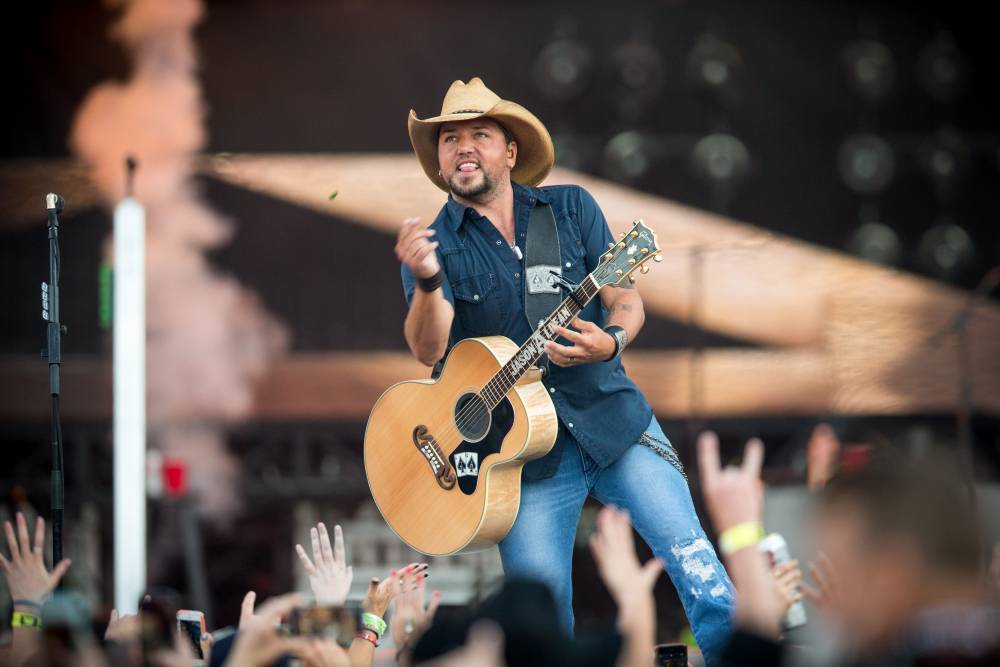 Jason Aldean Attempts To Get A Flock Of Birds Out Of His Beach House In Hilarious Video - etcanada.com - Florida