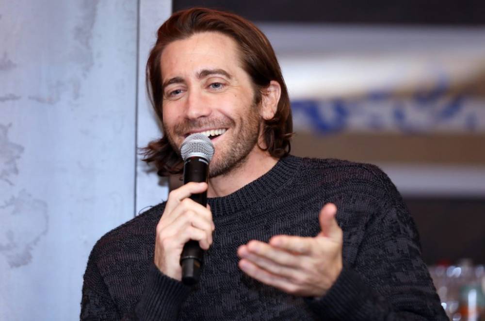 Jake Gyllenhaal Sings 'A Love Song for Quarantine' in Viral Monologue Series - www.billboard.com