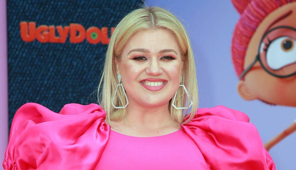 Kelly Clarkson Jokes She 'Doesn't Want to Take Care of One Child' on Mother's Day - www.justjared.com