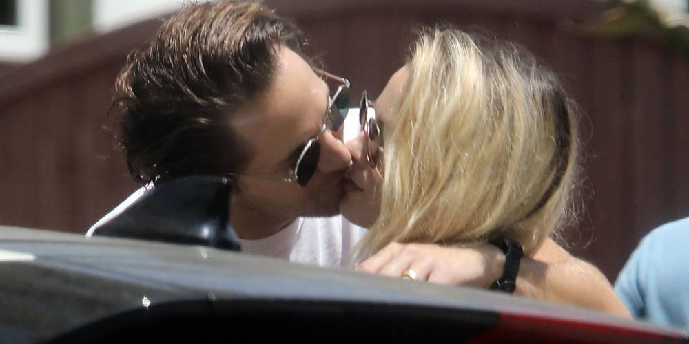 Margot Robbie & Husband Tom Ackerley Share a Kiss While Visiting Friends Outside in LA - www.justjared.com - Los Angeles