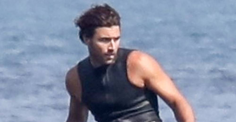 Brody Jenner Rides Electric Surfboard During Day Out at Sea - www.justjared.com - Malibu