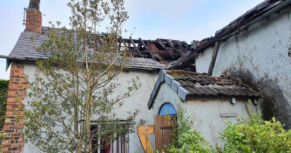 Farmhouse destroyed as '20 firefighters' tackle huge blaze - www.manchestereveningnews.co.uk - county Lane