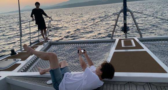 PHOTO: Park Seo Joon's dedication to take the perfect snap of BTS' V makes us want to be part of Wooga Squad - www.pinkvilla.com
