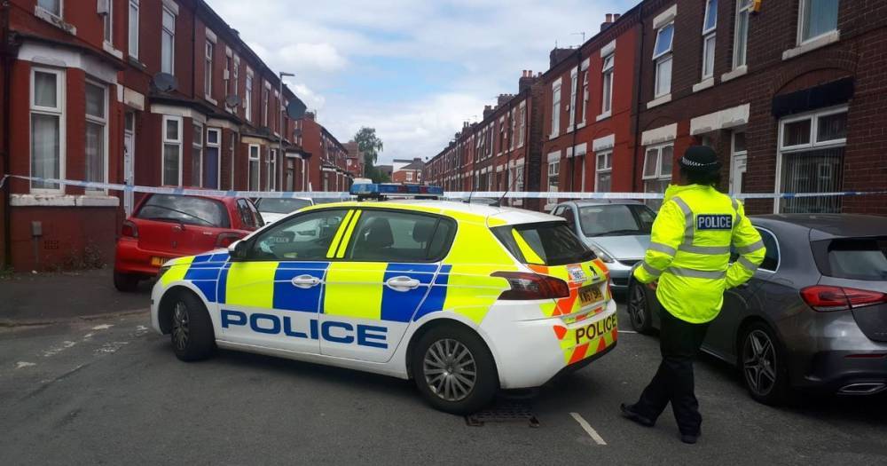Police shut off road after reports of gun shots in Cheetham Hill - www.manchestereveningnews.co.uk