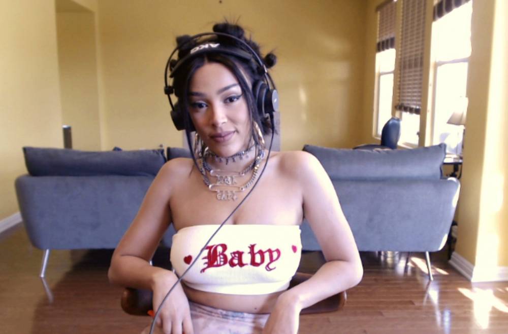 Doja Cat Lied About Showing Her Boobs If ‘Say So’ Topped The Charts - etcanada.com