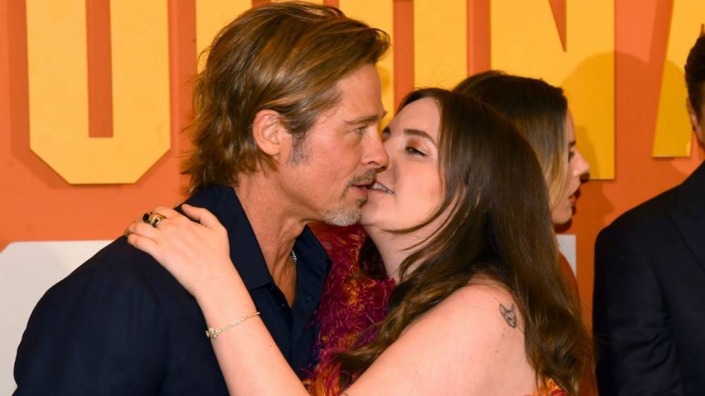 Lena Dunham Explains Awkward Kissing Photo With Brad Pitt and Shows Off the Gift He Gave Her - www.etonline.com - county Pitt