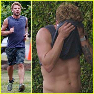 Ryan Phillippe Flashes His Abs While On a Run - www.justjared.com
