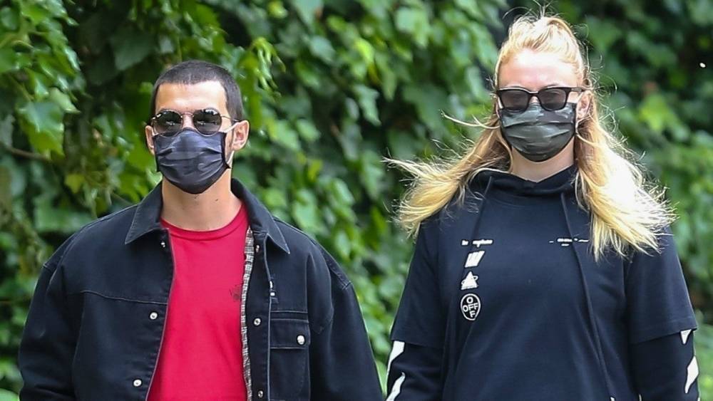 Pregnant Sophie Turner and Joe Jonas Hold Hands While Enjoying a Stroll in L.A. -- See the Sweet Pic! - www.etonline.com - Los Angeles