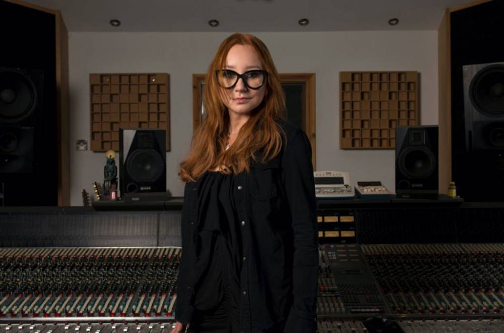 Tori Amos' 'Resistance' Connects the Thread Between Calamitous Times and Political Power Grabs - www.billboard.com
