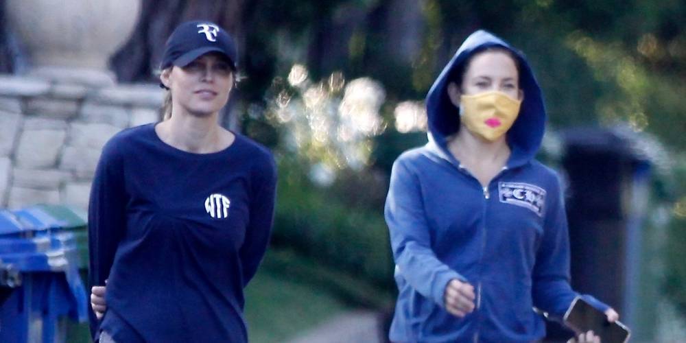 Kate Hudson Wears Kiss Faced Mask While on Walk with Sara Foster - www.justjared.com - Los Angeles