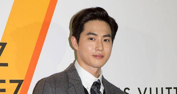 EXO leader Suho receives emotional goodbye from band members & EXO L as he heads for his military enlistment - www.pinkvilla.com