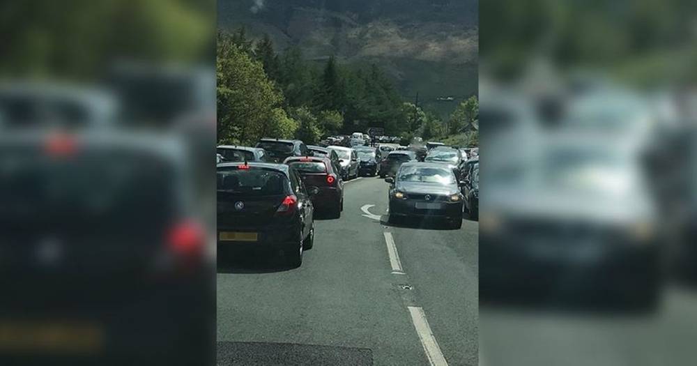 'Lockdown' farce at Dovestone Reservoir beauty spot as scores of drivers double park on pavements... despite it being closed to cars - www.manchestereveningnews.co.uk - county Oldham