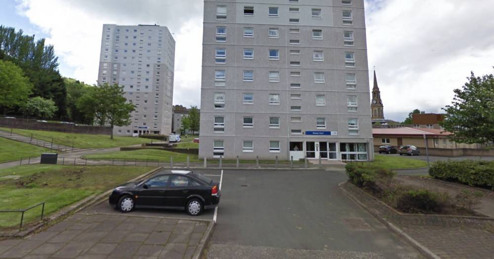 Police swoop on Port Glasgow property after man 'stabbed' in serious assault - www.dailyrecord.co.uk