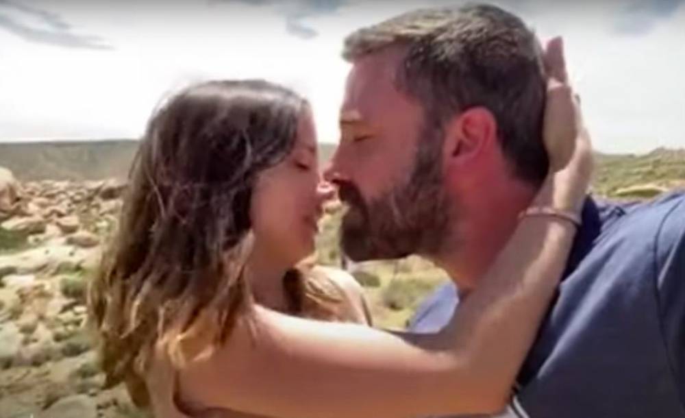 Ben Affleck And Ana de Armas Get Romantic For Residente’s ‘Antes Que El Mundo Se Acabe’ Video - etcanada.com - Spain