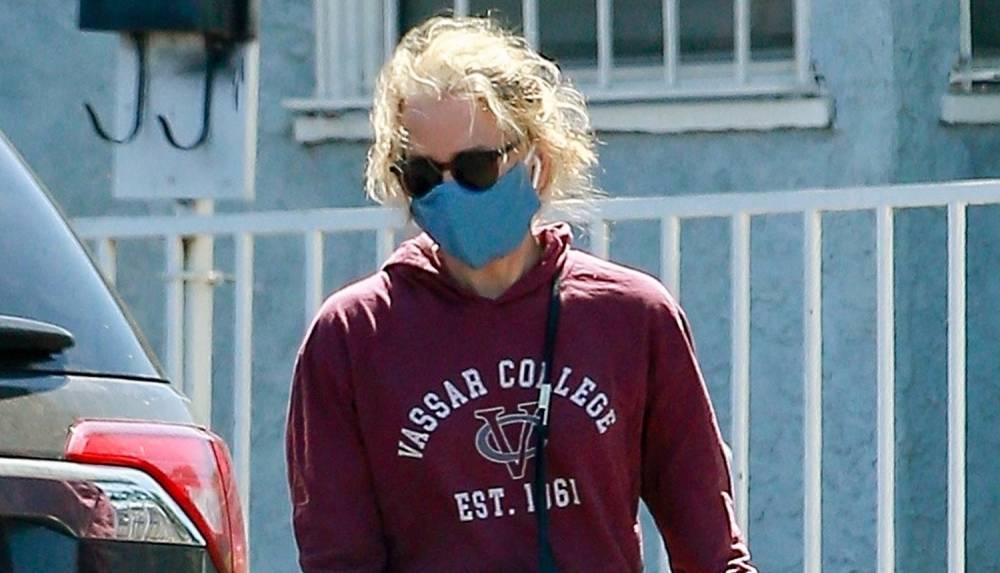 Felicity Huffman Supports Daughter's College Choice By Wearing Vassar Sweatshirt - www.justjared.com