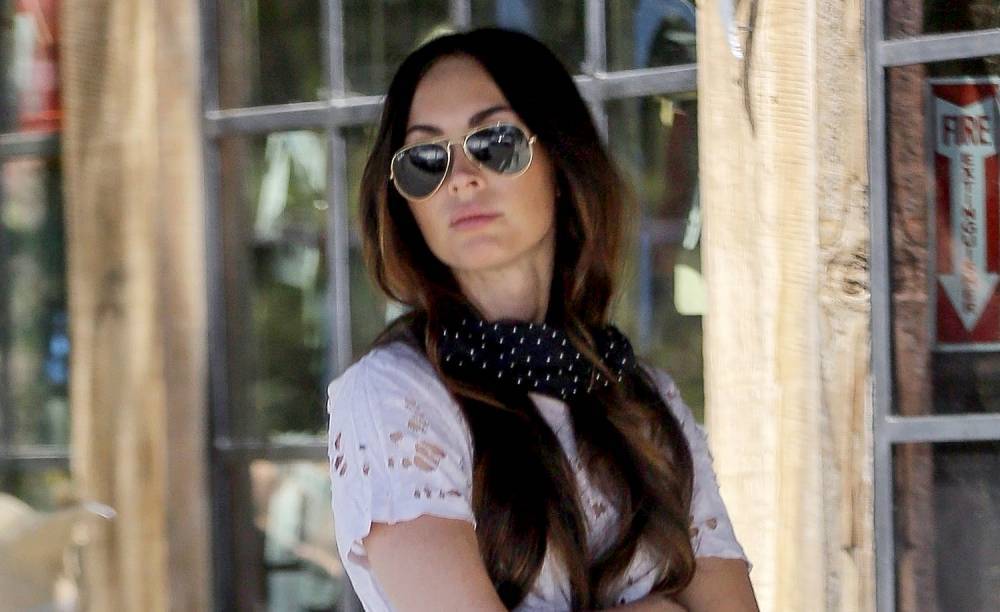 Megan Fox Steps Out Sans Wedding Ring Amid Speculation of Marriage Trouble - www.justjared.com