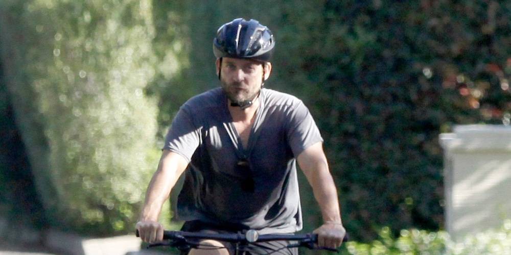 Tobey Maguire Enjoys a Bike Ride Around the Neighborhood Amid Pandemic - www.justjared.com - Los Angeles