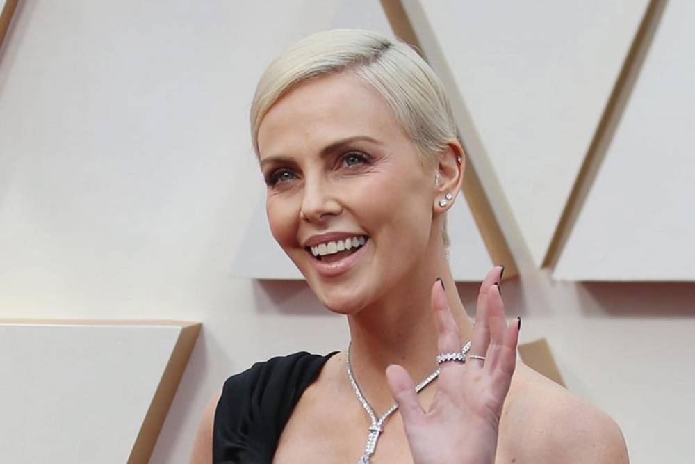 Charlize Theron Shares Rare Photo Of Herself With Daughter Jackson On The Set Of ‘Mad Max’ - etcanada.com