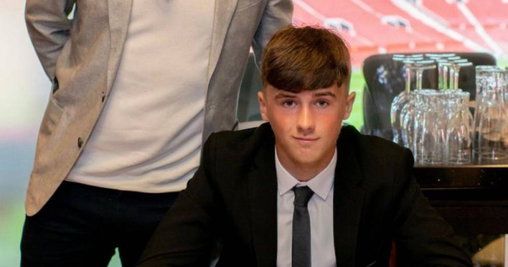 Manchester United youngster signs professional contract - www.manchestereveningnews.co.uk - Manchester