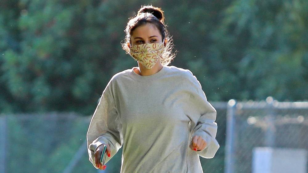 Selena Gomez Goes For a Masked Stroll With a Friend - www.justjared.com - Los Angeles