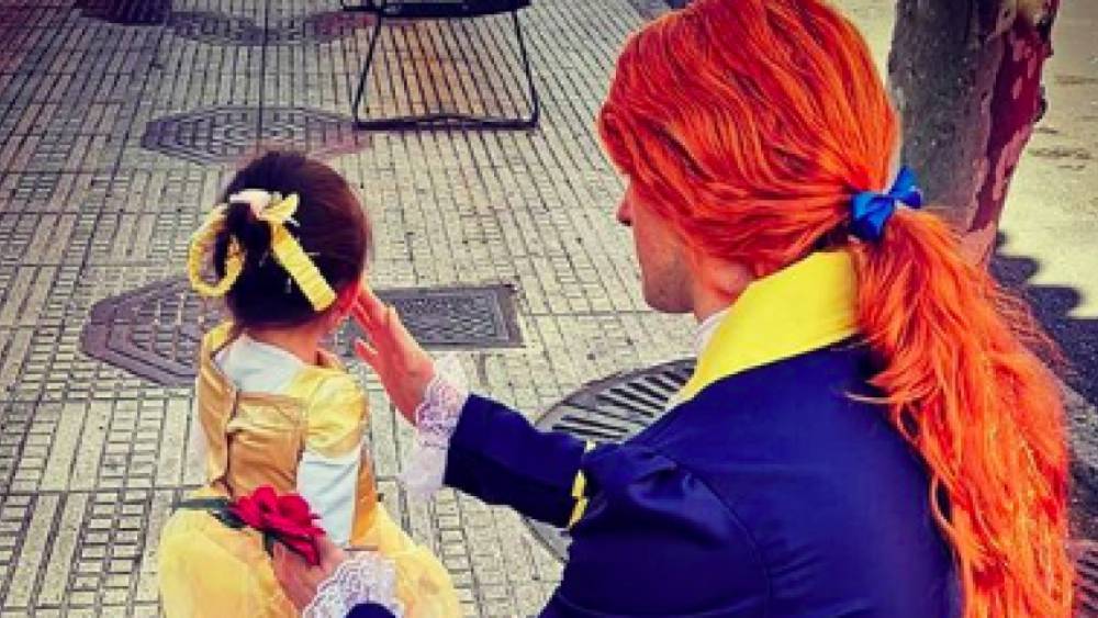 This Father-Daughter Duo Dresses in Costume Every Day to Take Out the Trash - www.etonline.com - Spain