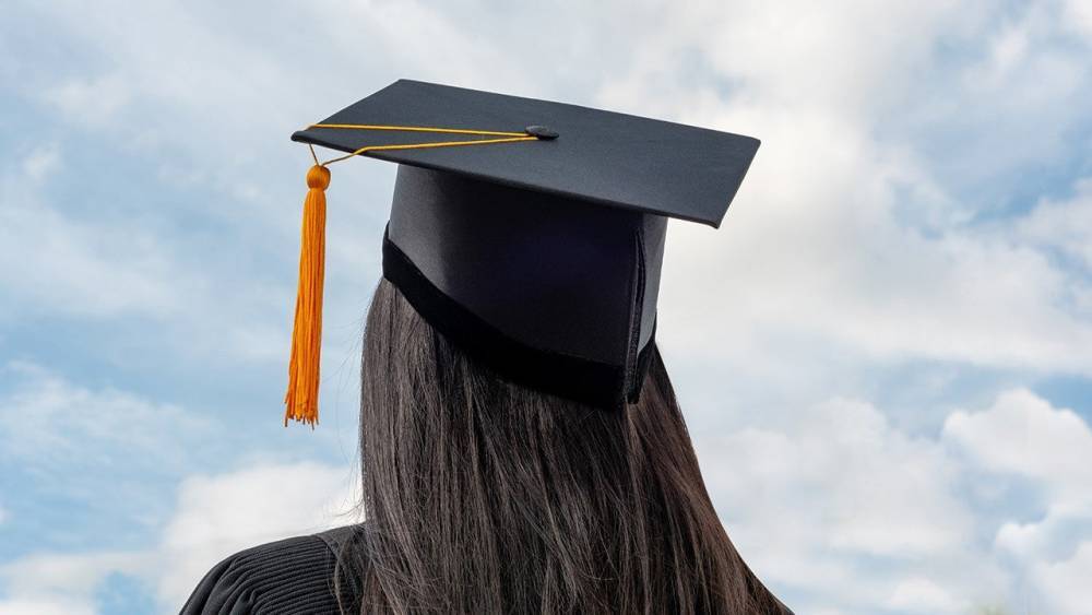 Best Gifts for Grads: High School and College Graduate Gift Ideas - www.etonline.com