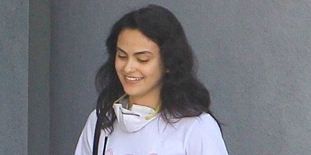 Camila Mendes Hangs With Friends After Picking Up Take Away - www.justjared.com - Los Angeles - California
