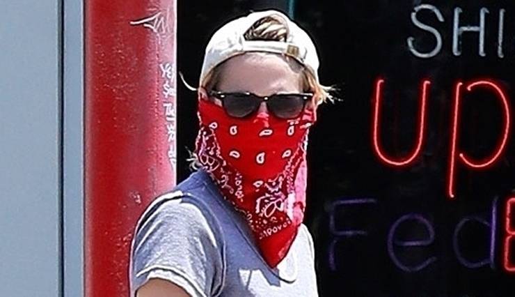 Kristen Stewart Wears Red Bandana Over Her Face While on Coffee Run - www.justjared.com