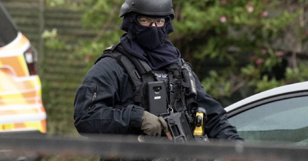 Armed cops swoop on Edinburgh home as part of 'pre-planned operation' - www.dailyrecord.co.uk - Scotland